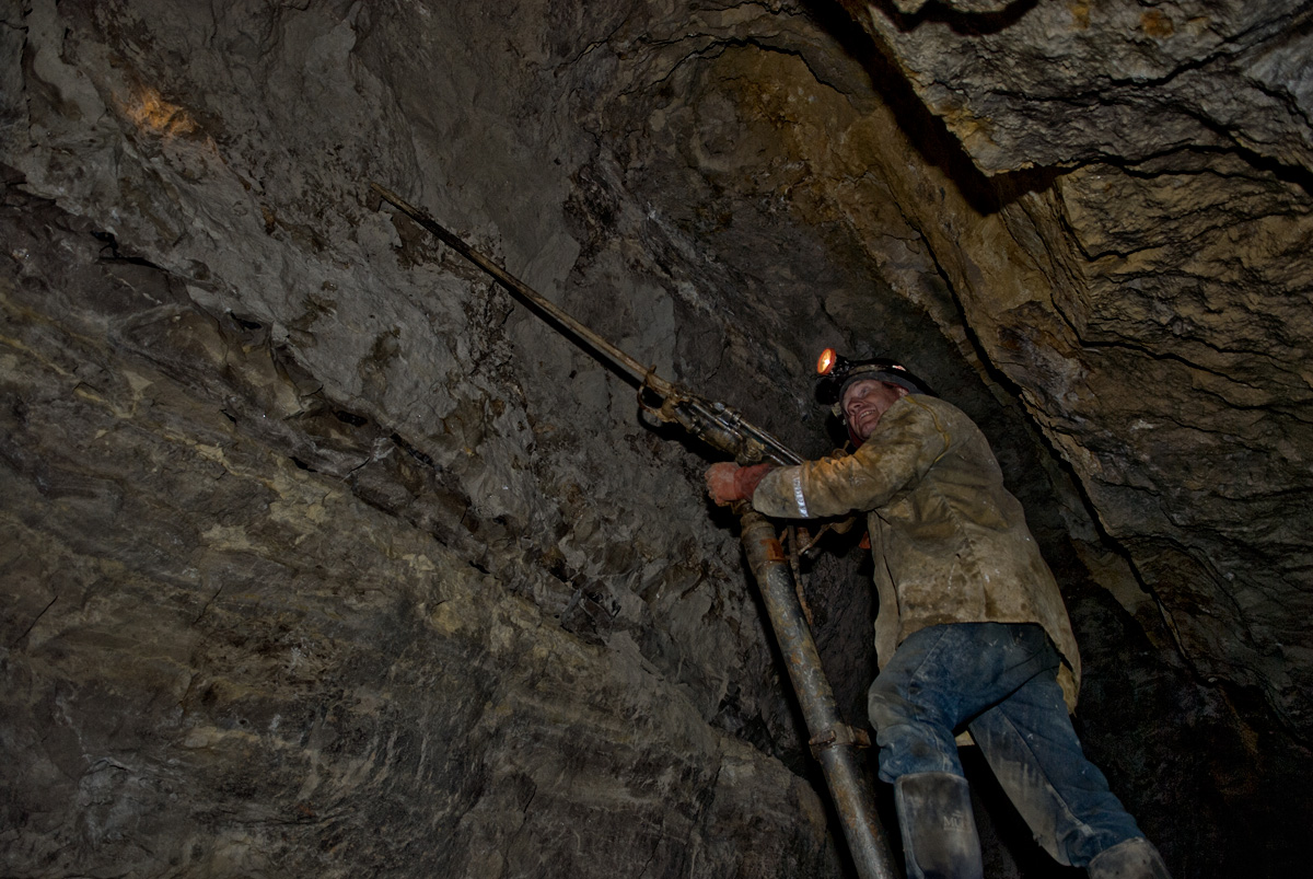 Mike Roberts working the sapphire-bearing vein at the Roberts Yogo Sapphire Mine.