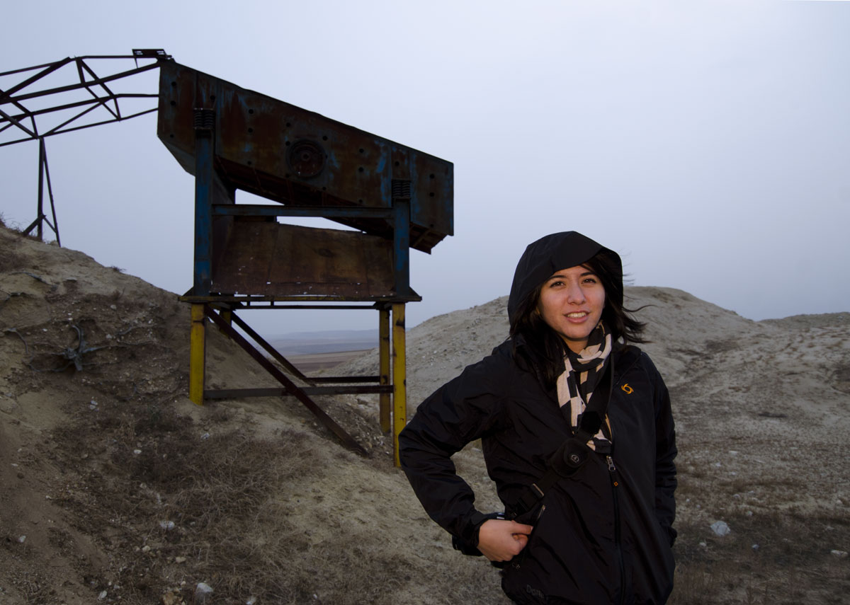 Mongolian cold pot Billie Hughes at the now-abandoned andesine mines near Hai Bou Zi village, Guyang County, Inner Mongolia, on October 22, 2011. Once the artificial diffusion treatment of andesine was publicized in 2008, buyers stopped coming. Today andesine in Inner Mongolia is only collected as a by-product of farming. Photo: Richard W. Hughes