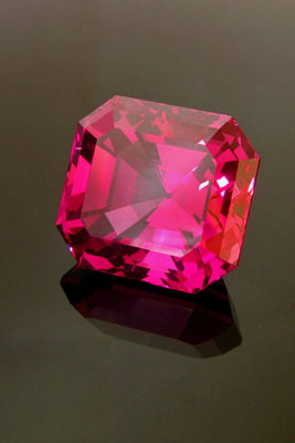 Exceptional large Tajik spinel weighing over 25 carats.