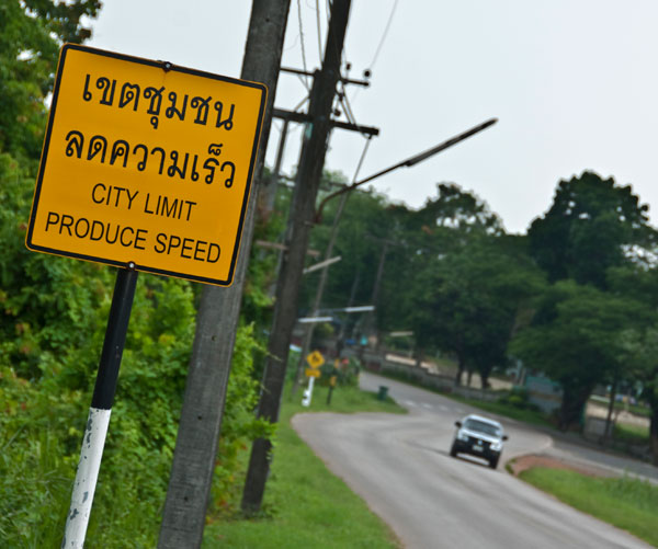 Road sign in Bo Rai