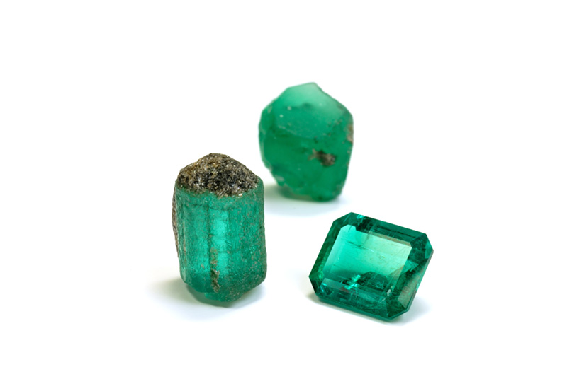Rough and cut Malysheva emeralds. Specimens courtesy of Tsar Emeralds Corp.; photo: Wimon Manorotkul