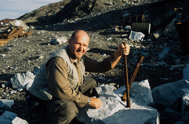 Nickolai Kouznetsov demonstrating how large jadeite blocks are split for transportation at the Polar Urals jade mines